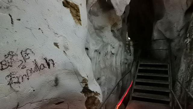 3 milyon yıllık mağaranın duvarları yazı tahtasına döndü