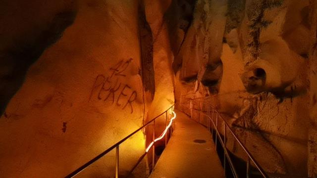3 milyon yıllık mağaranın duvarları yazı tahtasına döndü