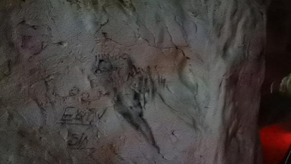 3 milyon yıllık mağaranın duvarları yazı tahtasına döndü! Gelen giden aşkını kazımış