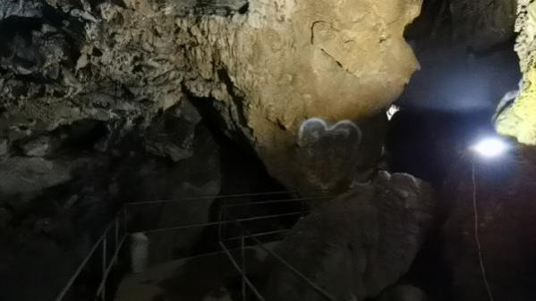 3 milyon yıllık mağaranın duvarları yazı tahtasına döndü! Gelen giden aşkını kazımış