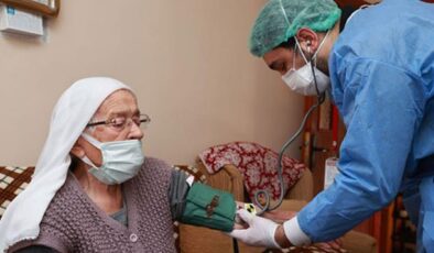 90 yaş üzeri vatandaşlar evlerinde aşılanmaya başlandı, son 6 ayda Kovid-19 geçirenlere aşı yapılmayacak