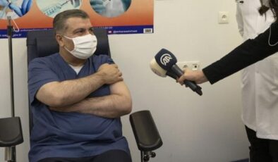 Aşı yaptıran Bakan Koca için hazırlanan Çince dublaj videosu sosyal medyada paylaşım rekoru kırıyor