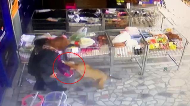Başkent'te pitbull dehşeti! Anneannesinin kucağındaki küçük kızı zıplayıp yakaladı