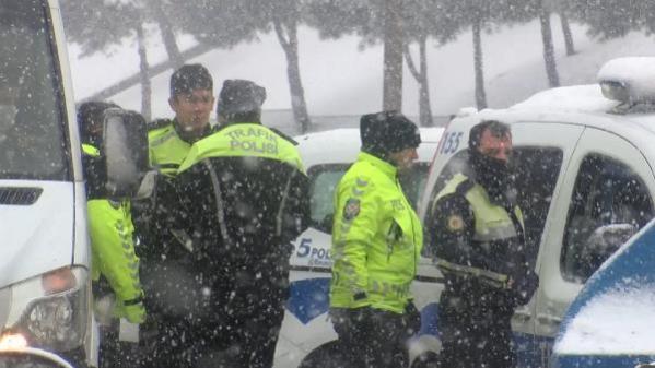 Beşiktaş'ta sivil polis aracı, trafik polisi aracına arkadan çarptı: 3 polis yaralandı
