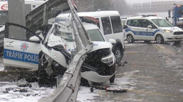 Beşiktaş'ta sivil polis aracı, trafik polisi aracına arkadan çarptı: 3 polis yaralandı