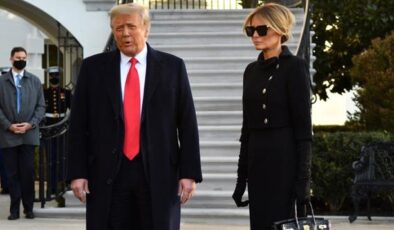 Beyaz Saray’a veda eden Melania Trump’ın simsiyah giyinmesi dikkat çekti