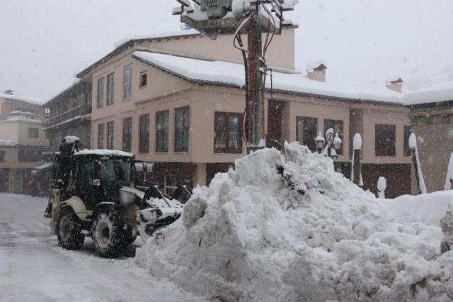 Bitlis'te kar yağışı kenti esir aldı! 290 köy yoluna ulaşım sağlanamıyor