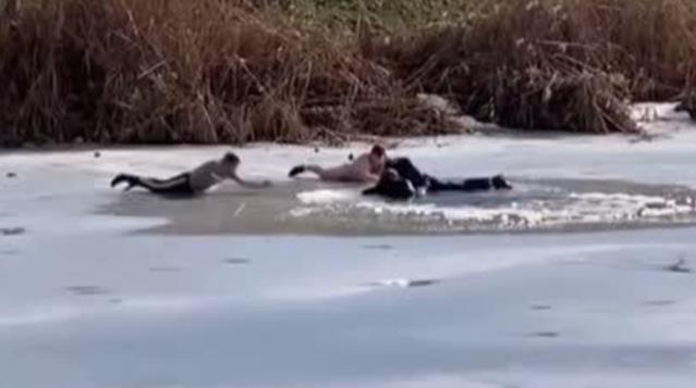 Buz tutan göle düşen çocukları kurtarırken kendileri de göle düştü! Donmaktan son anda kurtuldular