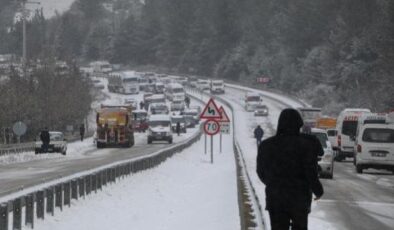 Denizli-Antalya Karayolu kar nedeniyle ulaşıma kapandı: 5 kilometre uzunluğunda kuyruk oluştu