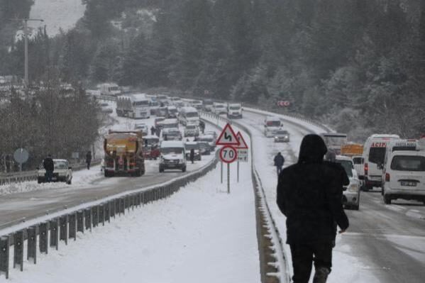 Denizli-Antalya Karayolu kar nedeniyle ulaşıma kapandı: 5 kilometre uzunluğunda kuyruk oluştu