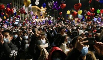 Dünya onlar yüzünden evdeyken Vuhan’da binlerce kişi yeni yılı kutlamak için sokaklara döküldü