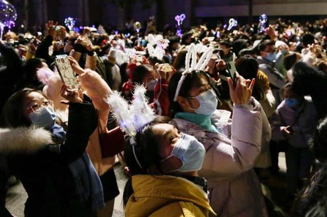 Dünya onlar yüzünden evdeyken Vuhan'da binlerce kişi yeni yılı kutlamak için sokaklara döküldü