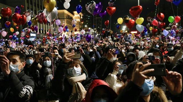 Dünya onlar yüzünden evdeyken Vuhan'da binlerce kişi yeni yılı kutlamak için sokaklara döküldü