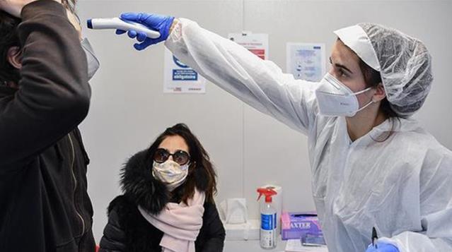 Fransa'da, koronavirüsün Güney Afrika'daki daha bulaşıcı türüne rastlandı