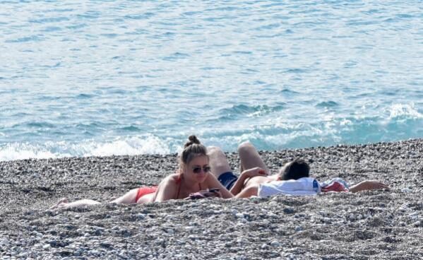 Hafta sonları bize kısıtlı, onlara tatil! Sahile inen turistler güneşin tadını çıkardı