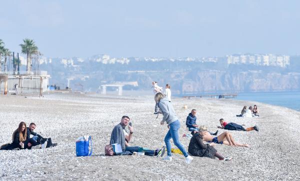 Kısıtlamada turistlerin sahilde güneş keyfi
