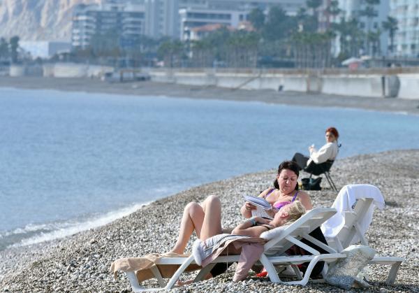 Kısıtlamada turistlerin sahilde güneş keyfi