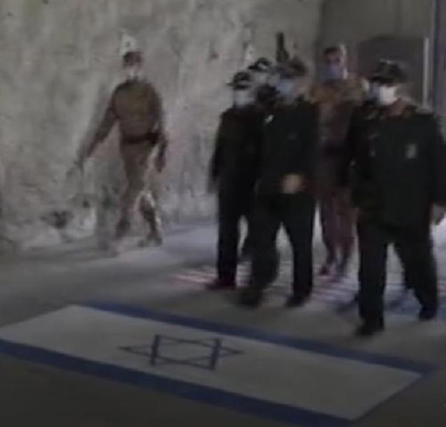 İran Devrim Muhafızı Komutanı füze üssü açılışında ABD ve İsrail bayrağını çiğnedi