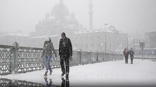 İstanbul'da kar yağışının cuma gecesi saat 03.00-04.00 sularında başlaması bekleniyor
