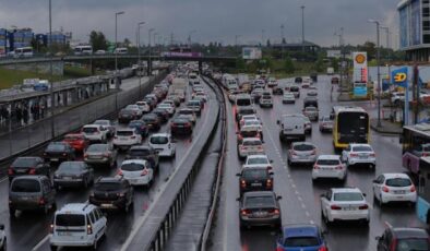 İstanbul’da kısıtlama sonrası trafik yoğunluğu yağmurun da etkisiyle artıyor