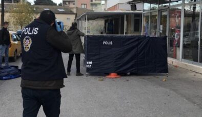 İzmir’de dehşet! Sokakta tartıştığı babasını başına sopayla vurarak öldürdü