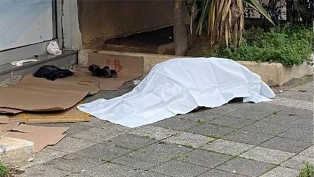 Kadıköy’de evsiz bir vatandaş sokakta donarak hayatını kaybetti