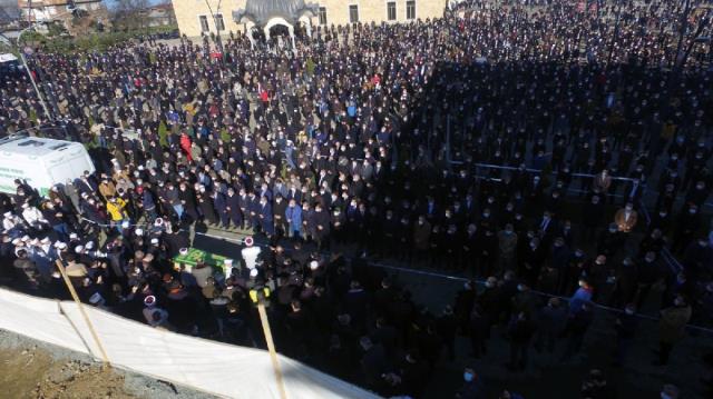 Koronadan hayatını kaybeden Karadeniz'in kanaat önderlerinden Nuri Genç'in cenazesine binlerce kişi katıldı