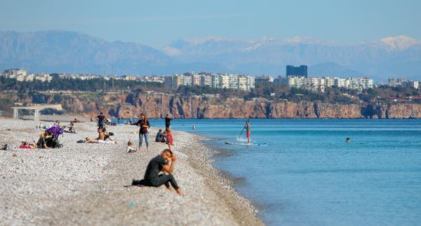 56 saatlik kısıtlamada sahiller turistlere kaldı, güneşin ve denizin tadını çıkardılar