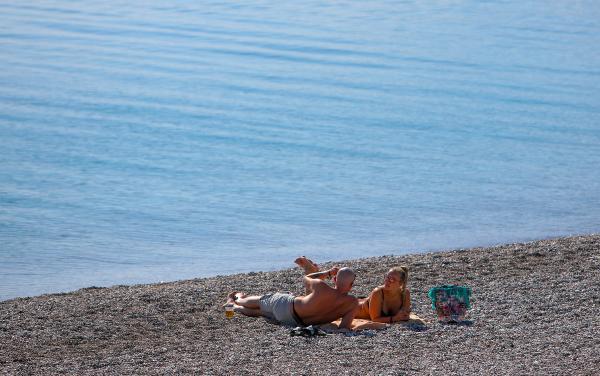 56 saatlik kısıtlamada sahiller turistlere kaldı, güneşin ve denizin tadını çıkardılar