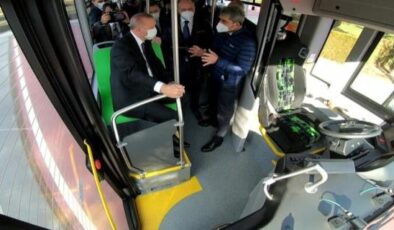 Cumhurbaşkanı Erdoğan, ilk elektrikli sürücüsüz otobüsü Külliye’nin bahçesinde test etti