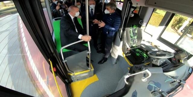 Cumhurbaşkanı Erdoğan, ilk elektrikli sürücüsüz otobüsü Külliye’nin bahçesinde test etti