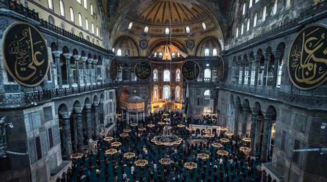Cumhurbaşkanı Erdoğan'ın Taçlı yıldızımız dediği Ayasofya Camii yeni çehresiyle hayran bıraktı
