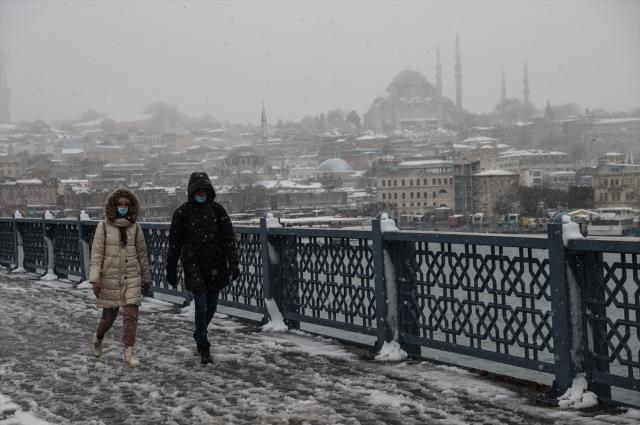 İstanbul'da kar yağışı etkisini sürdürüyor! Bazı bölgelerde kar kalınlığı 10 santimetreyi buldu
