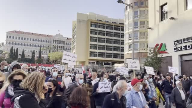 Lübnan'da bir yılı aşkın süredir uygulanan döviz mevduatlarına yönelik kısıtlama protesto edildi