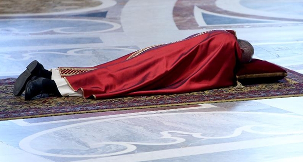 Papa Haç Yolu ayinini yönetti