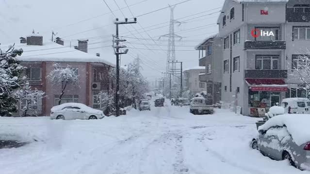Sakarya'da yoğun kar yağışı vatandaşlara zor anlar yaşattı