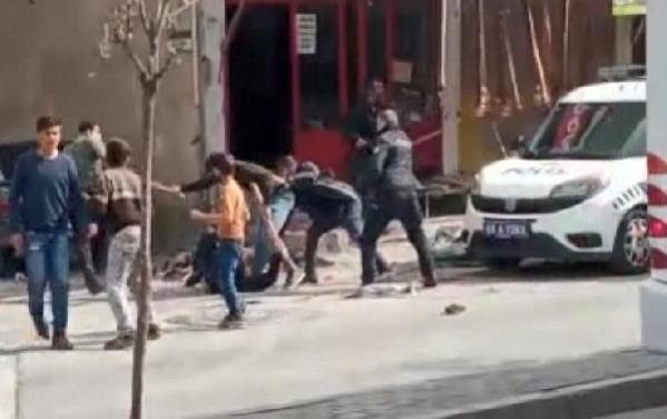 Son dakika haberi! Şanlıurfa'da 9 kişinin yaralandığı taşlı sopalı kavga kamerada