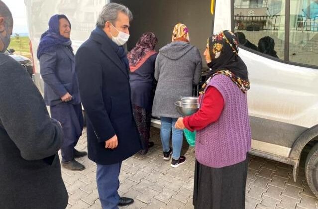 Besni Belediyesi ihtiyaç sahiplerine yemek dağıtıyor