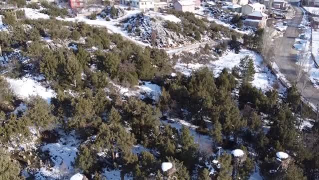 Beyşehir'de mekanlarına gelen leyleklere kar sürprizi