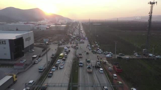 Bursa-Ankara kara yolunda zincirleme trafik kazası: 3 ölü, 21 yaralı – Drone