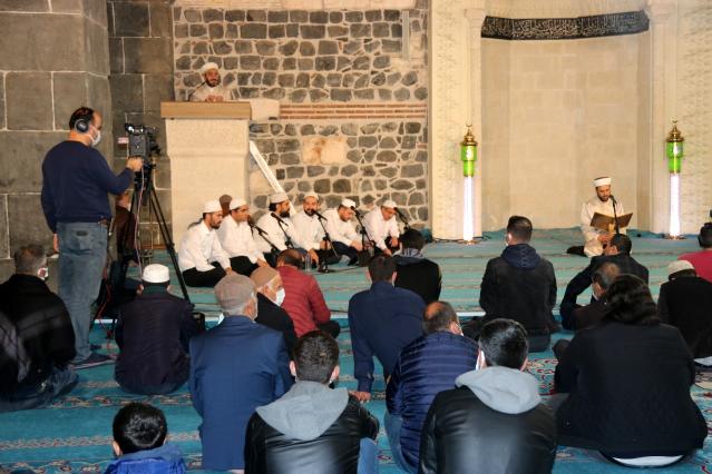 Diyarbakır'da Berat Kandili dualarla ihya edildi