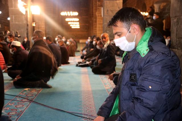 Diyarbakır'da Berat Kandili dualarla ihya edildi