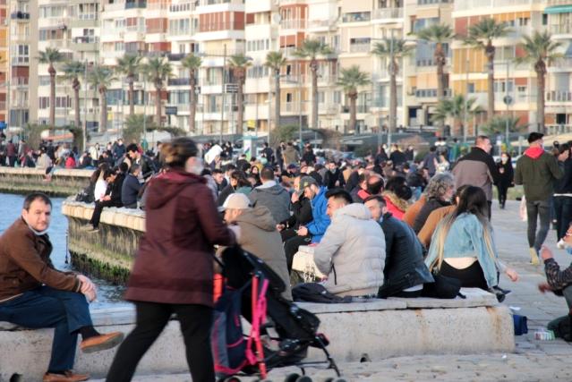 İzmirliler kısıtlamasız cumartesi günü Kordon'a akın etti