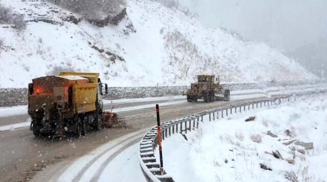 Kar ve tipiden kapanan MercanÇat yolu ulaşıma açıldı