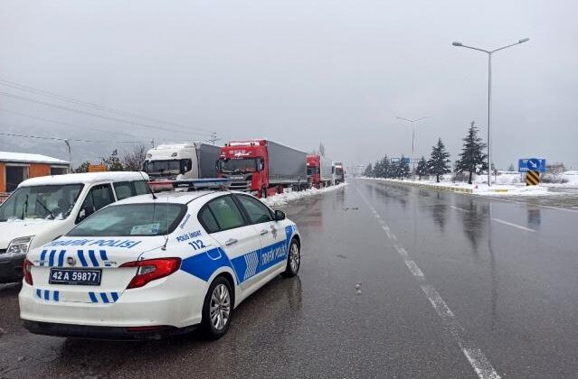 Kar yağışı Konya Antalya karayolunda etkili oldu