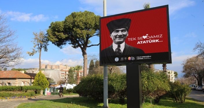 ‘Love Erdoğan’ pankartlarını kaldıran Efes Selçuk Belediyesi, ilçeyi ‘Tek Sevdamız Atatürk’ afişleriyle donattı