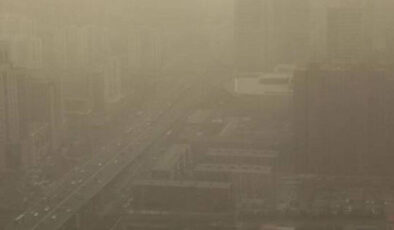 Pekin kum fırtınasının etkisi altında kaldı