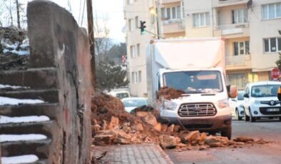 Sivas’ta istinat duvarı park halindeki kamyonetin üzerine yıkıldı