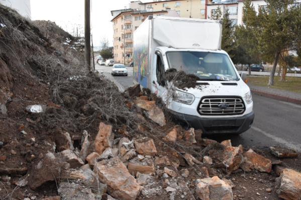 Sivas'ta istinat duvarı park halindeki kamyonetin üzerine yıkıldı