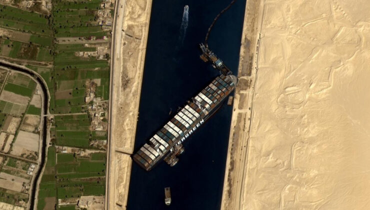 Süveyş Kanalı’nın açılması için çalışmalar devam ediyor